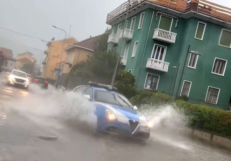 IVREA - Pioggia torrenziale, strade come fiumi in mezza città: in via Monte Navale si è aperta una voragine nell'asfalto - FOTO