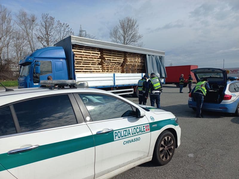 CHIVASSO - Aumentano i controlli sui camion in città, operazioni congiunte di polizia stradale e polizia locale
