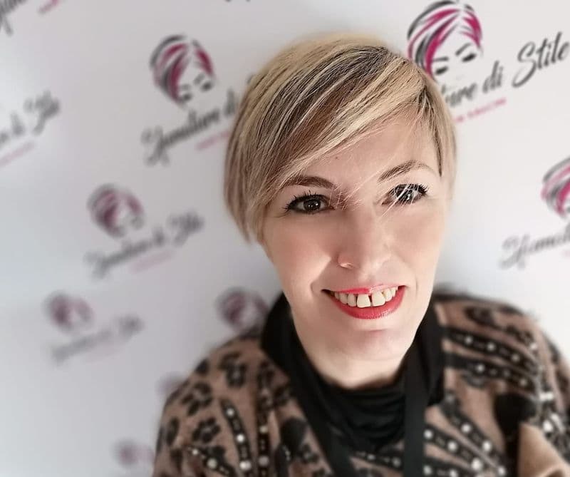 CHIVASSO - In lacrime per Claudia Melchionna, mamma e parrucchiera dal sorriso dolce: aveva solo 50 anni