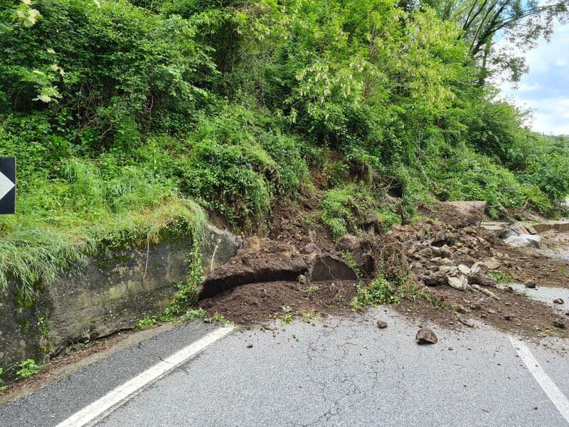 BORGOFRANCO D'IVREA - Frana sulla provinciale, dopo il muro di cemento vengono giù piante e terra - FOTO
