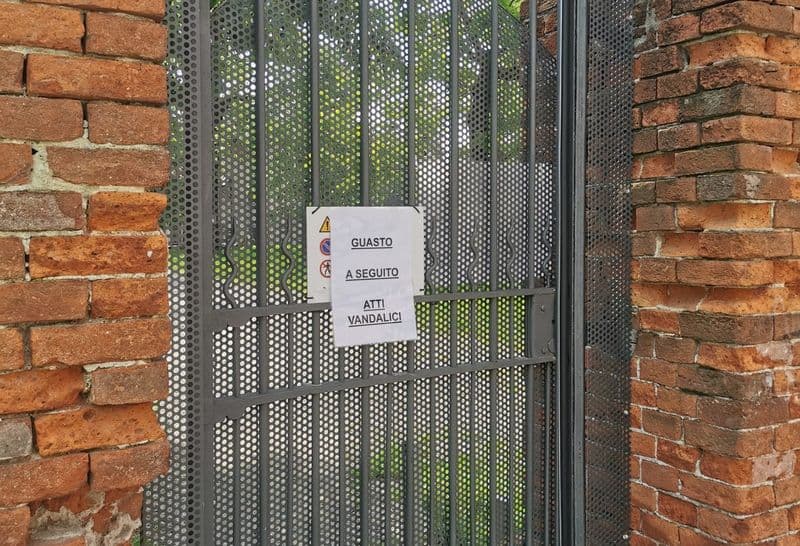 RIVAROLO CANAVESE - Vandali in azione all'ingresso del parco Malgrà