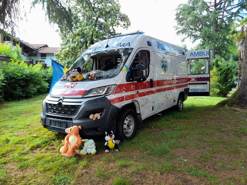 LEVONE - Nel parco di villa Bertot l'ambulanza crivellata di colpi a Kharkiv, simbolo della guerra in Ucraina - FOTO