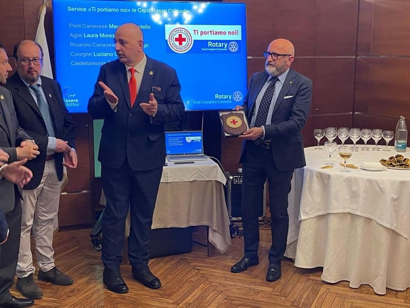 CASTELLAMONTE - Il Rotary Club dona 8000 euro per la Croce Rossa