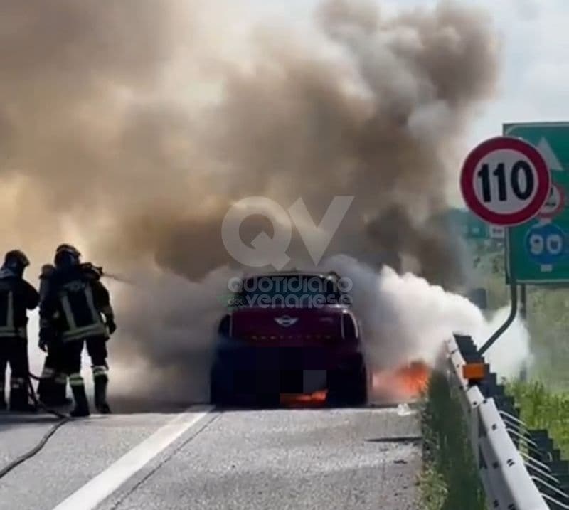 BORGARO - Auto prende fuoco durante la marcia: paura in tangenziale - FOTO