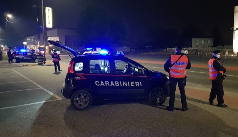 VAUDA CANAVESE - Al volante senza patente non si ferma all'alt dei carabinieri: arrestata dopo un inseguimento a tutta velocità
