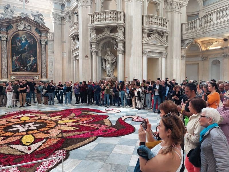 RIVARA - Torna l'infiorata in Canavese: il pavimento della chiesa sarà ricoperto di petali di rose - FOTO