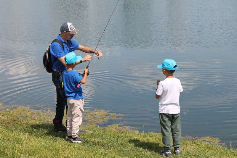 VISCHE - Pesca, grande successo e tanti bambini per la giornata «Alla scoperta del Black Bass» - FOTO