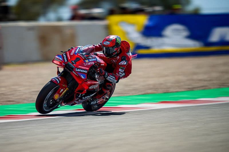 CHIVASSO - Moto Gp, Bagnaia cade ad un giro dalla fine: sfuma la vittoria nella Sprint in Catalogna