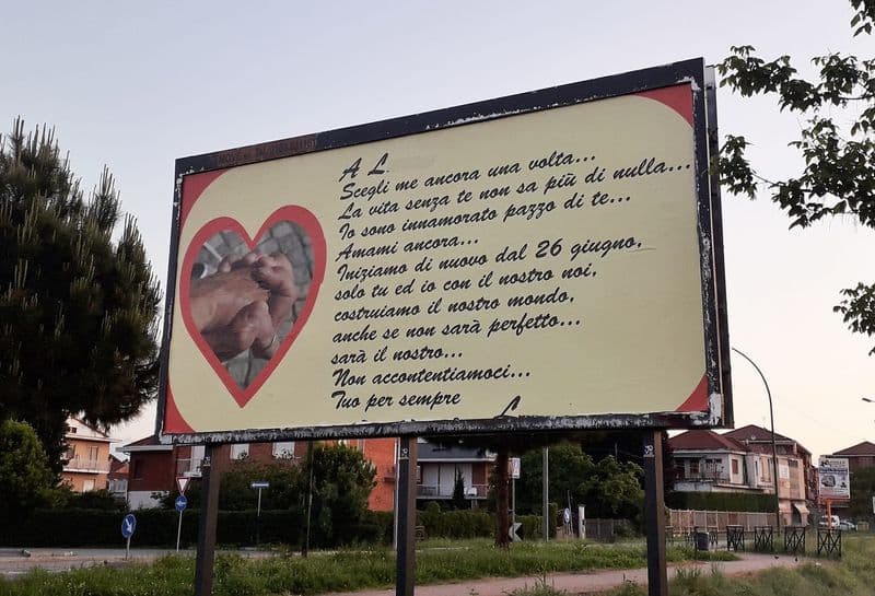 LEINI' - «Scegli me ancora una volta... sono innamorato pazzo» : dichiarazione d'amore su un maxi cartellone pubblicitario