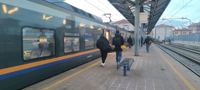 RIVAROLO CANAVESE - «200 passeggeri della Sfm1 abbandonati sotto la pioggia alla stazione di Settimo»