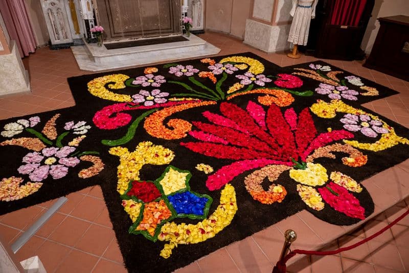 RIVARA - Tripudio di petali di rose e colori: ecco lo spettacolo dell'Infiorata a lume di candela - FOTO