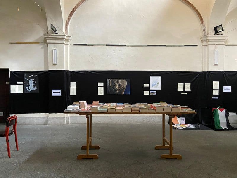 IVREA - «La mostra è cupa e inquietante» e viene cancellata all'ultimo momento