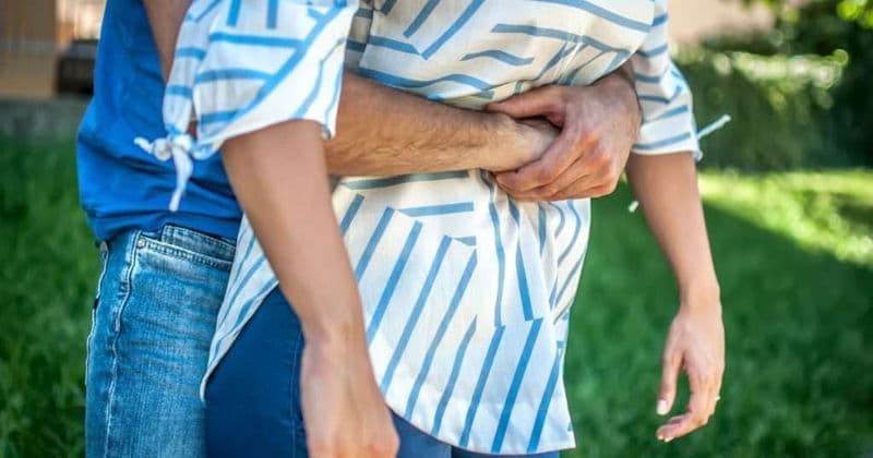 BORGARO - Rischia di soffocare durante l'incontro elettorale: donna salvata da una maestra