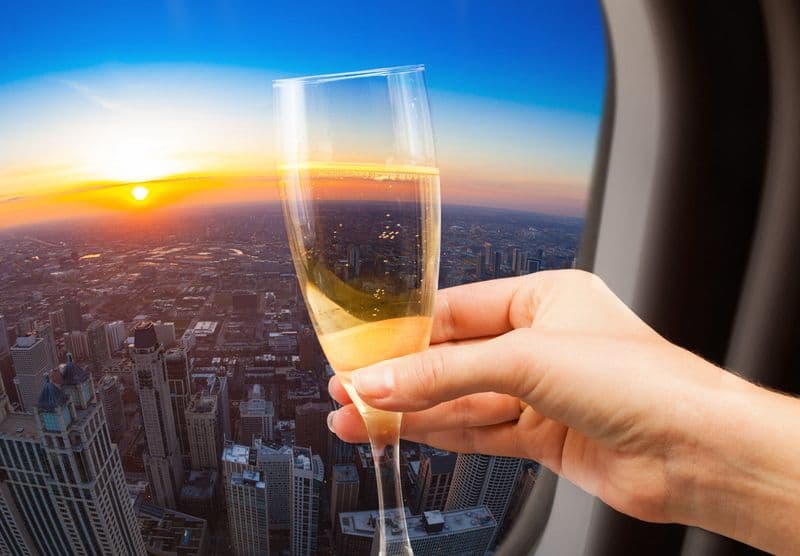 VIAGGI - Verso lo stop degli alcolici sugli aerei