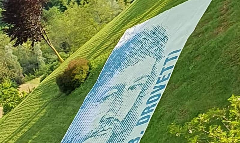 BARBANIA - Qualcuno ha rubato il telone gigante di Bernardino Drovetti, «papà» del museo Egizio di Torino