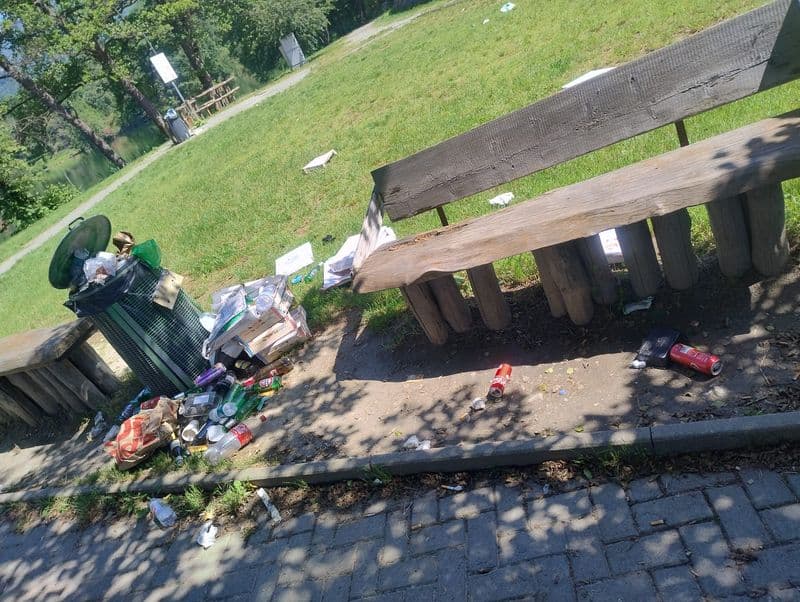 CHIAVERANO-IVREA - Spazzatura abbandonata vicino al lago Sirio, ennesimo episodio di turismo senza rispetto - FOTO
