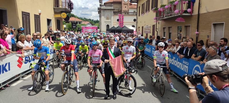 PERTUSIO - Paese colorato di rosa per la tappa del Giro d'Italia Next Gen di ciclismo - FOTO e VIDEO
