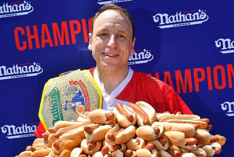 CURIOSITA' - I guai del campione mondiale dei mangiatori di hot dog