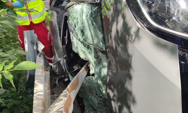 CASTELLAMONTE - Auto infilzata dal guard-rail: ragazza di Rivarolo Canavese alla guida salva per questione di centimetri - FOTO e VIDEO