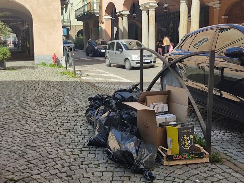 RIVAROLO CANAVESE - In via Ivrea c'è qualche problema con la spazzatura: «Pessima cartolina per la città intera»