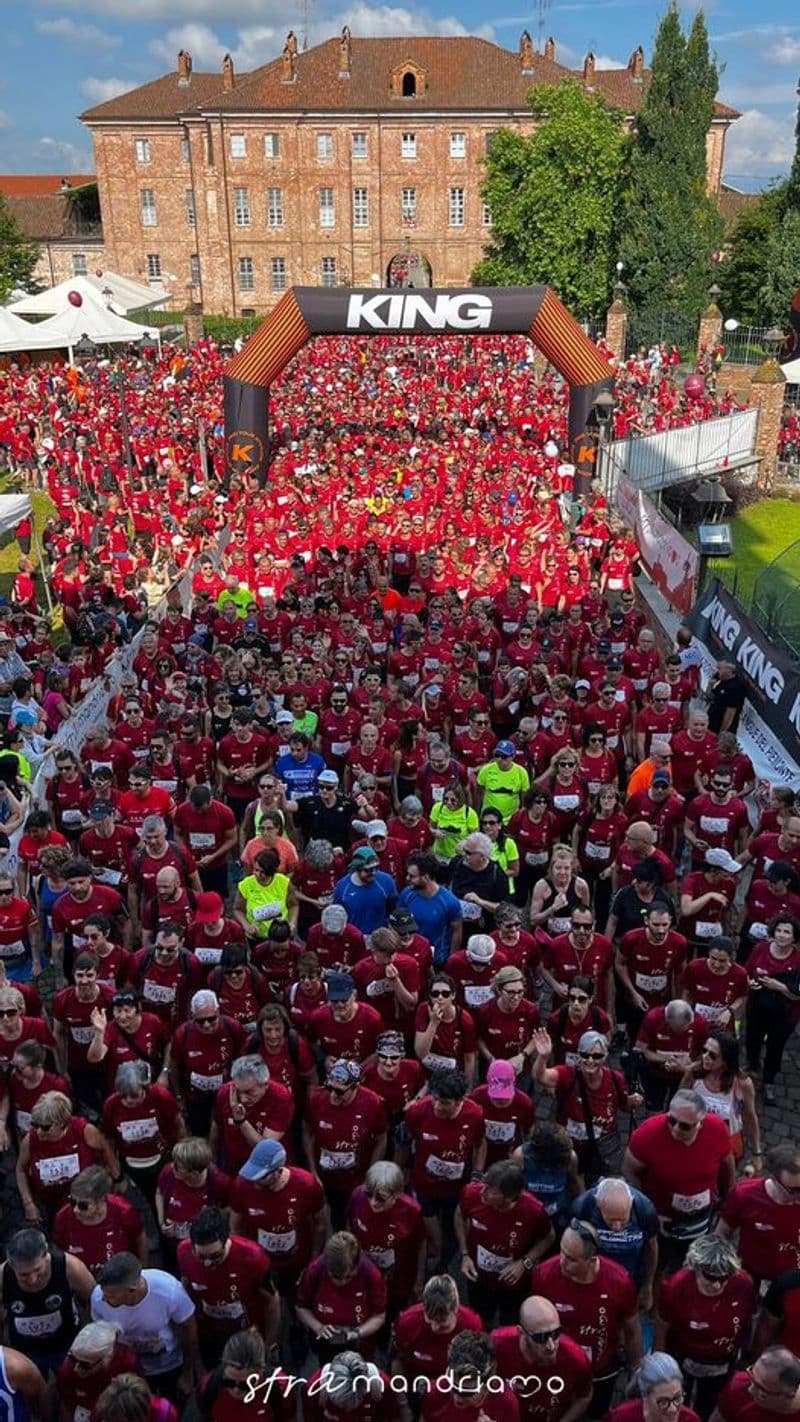 CHIVASSO - Grande successo per la «Stramandriamo»: una vera e propria «marea rossa» alla Mandria