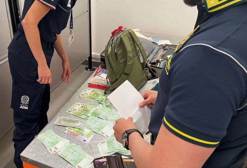 CASELLE - Contanti, abbigliamento farlocco, assegni in bianco, farmaci abusivi: ecco tutto quello che i passeggeri vorrebbero far passare in aeroporto - VIDEO