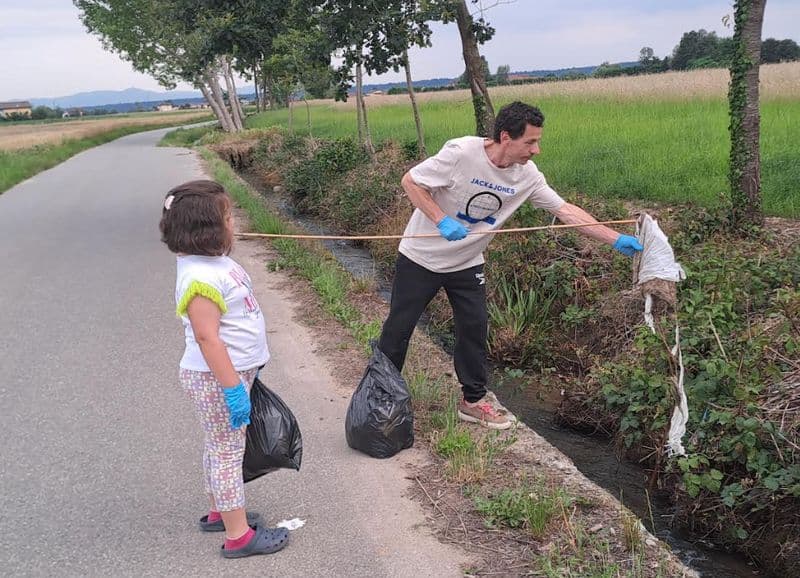 RIVAROLO CANAVESE - La piccola Beatrice insieme ai genitori ripulisce dalla sporcizia la strada da Argentera a Sant'Anna - FOTO
