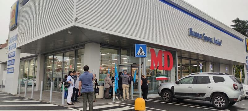 BRANDIZZO - «Non si va in bagno durante l'orario di lavoro», presidio dei lavoratori davanti al supermercato MD - FOTO e VIDEO