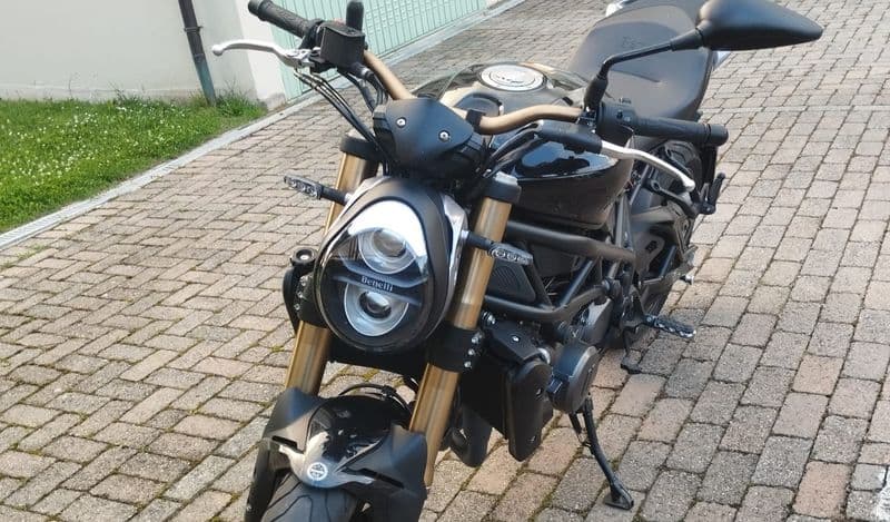 RIVAROLO CANAVESE - Auto centra una moto parcheggiata ma l'automobilista alla guida non si ferma - FOTO