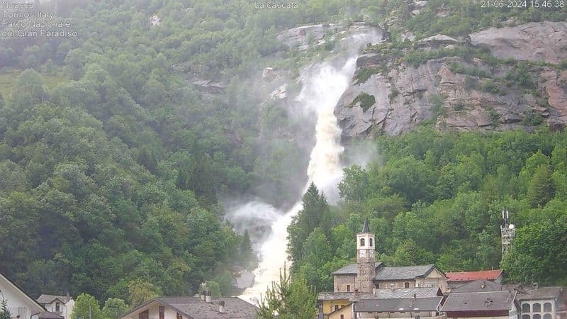 NOASCA - Lo spettacolo della cascata che scorre impetuosa vicino alla case - VIDEO