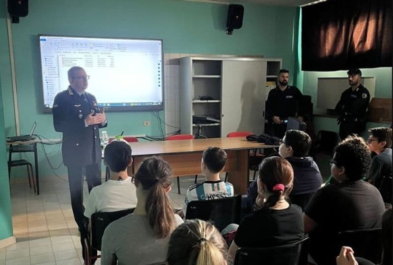 NOLE - Studenti a lezione con gli agenti della polizia municipale - FOTO