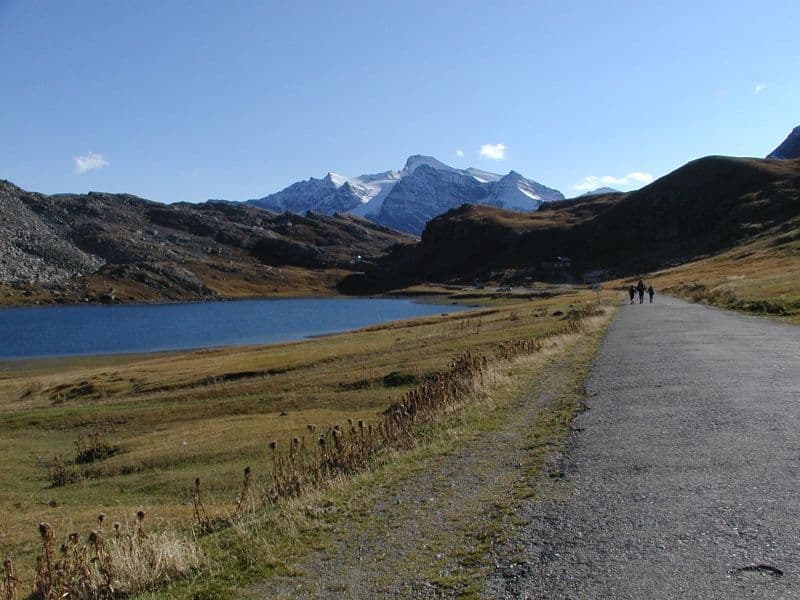 CERESOLE REALE - Nivolet aperto alle auto anche di domenica, gli ambientalisti: «Preoccupati per l’assalto di un turismo mordi e fuggi»