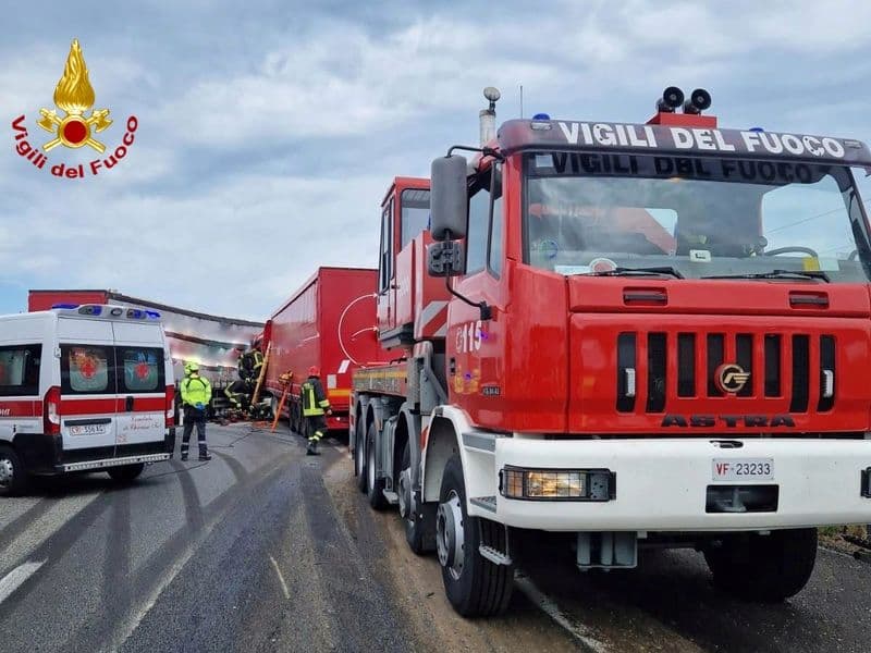 AUTOSTRADA TORINO-MILANO - Pauroso incidente tra tre camion: A4 chiusa da Rondissone a Borgo D'Ale - FOTO