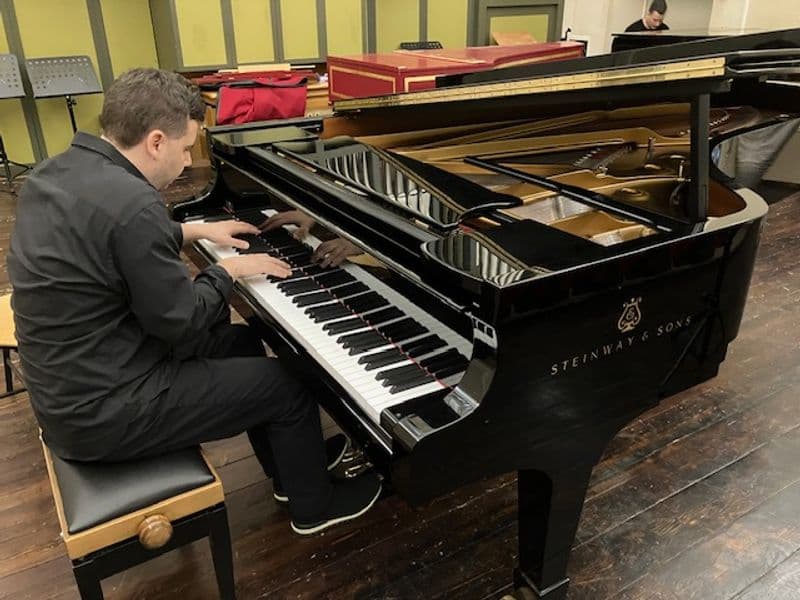 RIVAROLO CANAVESE - Quando la musica abbatte le barriere della diversità: Gabriele Naretto maestro da 10 e lode - FOTO