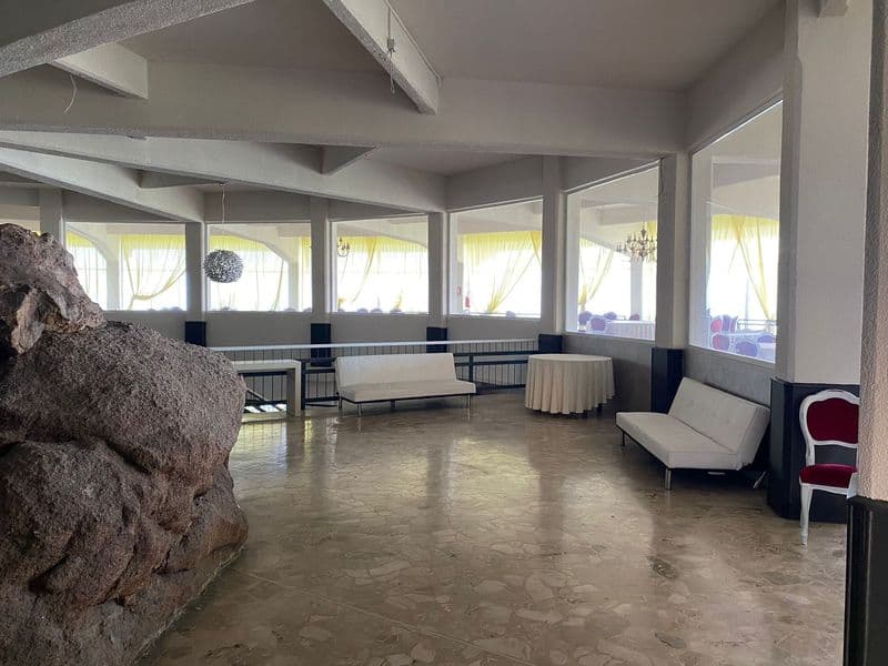 VALPERGA - Storico ristorante di Belmonte, appello dei religiosi: «Serve un'idea coraggiosa per togliere la struttura dall'oblio»