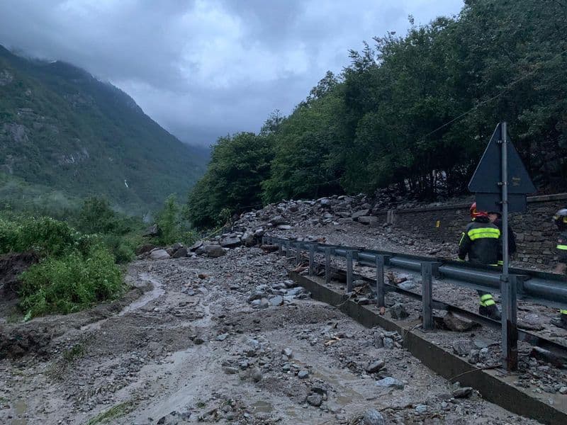 BOMBA D'ACQUA SULLE VALLI ORCO E SOANA - Frane sulla 460, la cascata di Noasca ha superato il ponte - FOTO e VIDEO