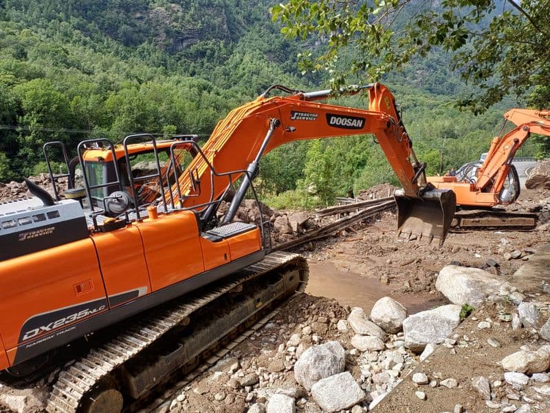 MALTEMPO IN CANAVESE - Lavori in corso per liberare la 460 dalla frana di Fornolosa - FOTO
