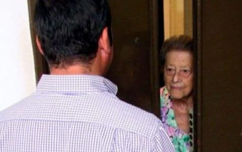 PONT CANAVESE - Truffatori con la Skoda grigia si fingono agenti della polizia locale per derubare le persone sole