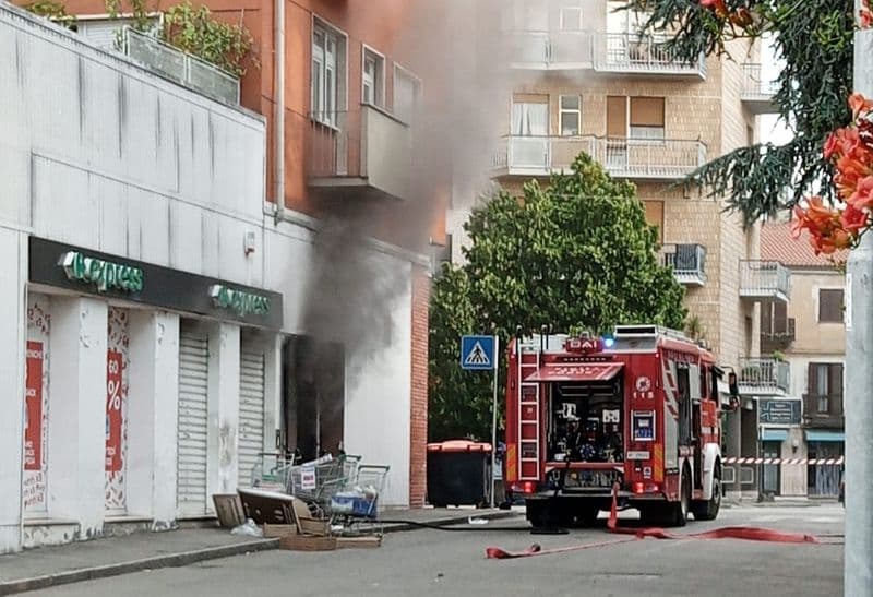 IVREA - Incendio all'interno del supermercato Carrefour Express: i residenti della zona hanno dato l'allarme - FOTO