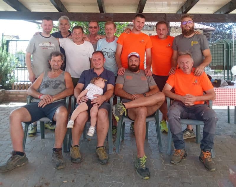 BORGIALLO - Il tetto del dehors della società operaia sistemato dai «Muradur & Buscarin» - FOTO