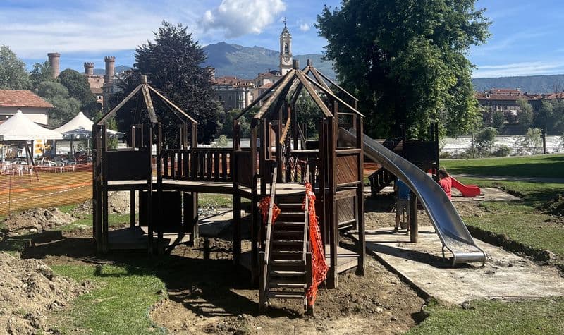 IVREA - Iniziati i lavori di restauro del «Castello con le torri»