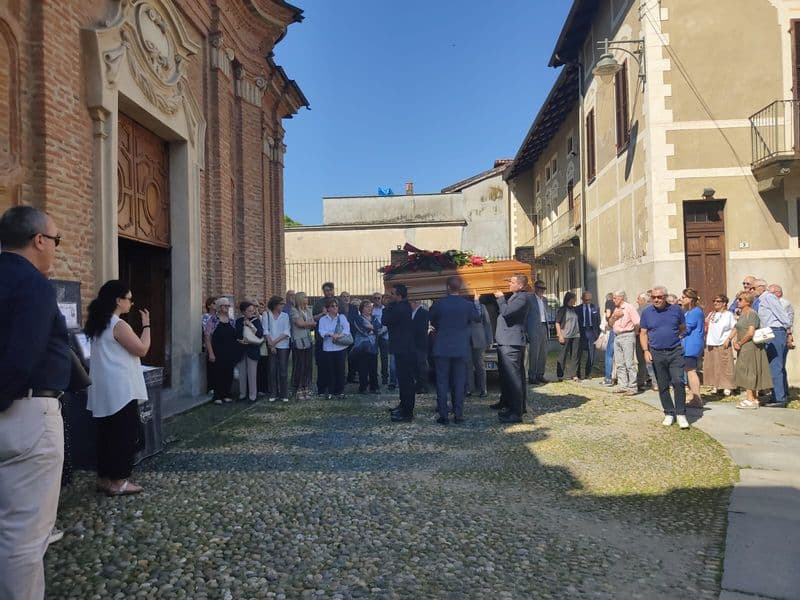 RIVAROLO CANAVESE - Una folla commossa per l'addio a Franco Guglielmetti