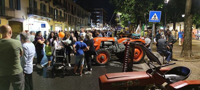 RIVAROLO CANAVESE - Alla fine la «Notte di Suoni e Sapori... e notte dei saldi» è stata più forte della pioggia - FOTO