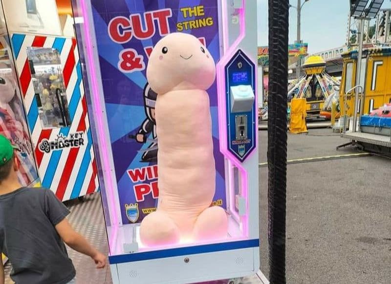 IVREA - Vede falli giganti tra le giostre del luna park, mamma preoccupata chiama i carabinieri