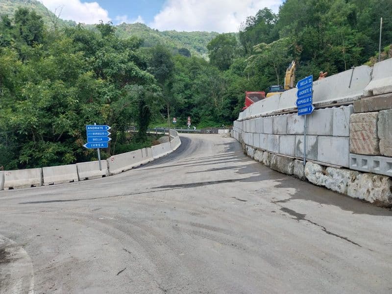 BORGOFRANCO - Dopo la frana riaperta a senso unico alternato la provinciale