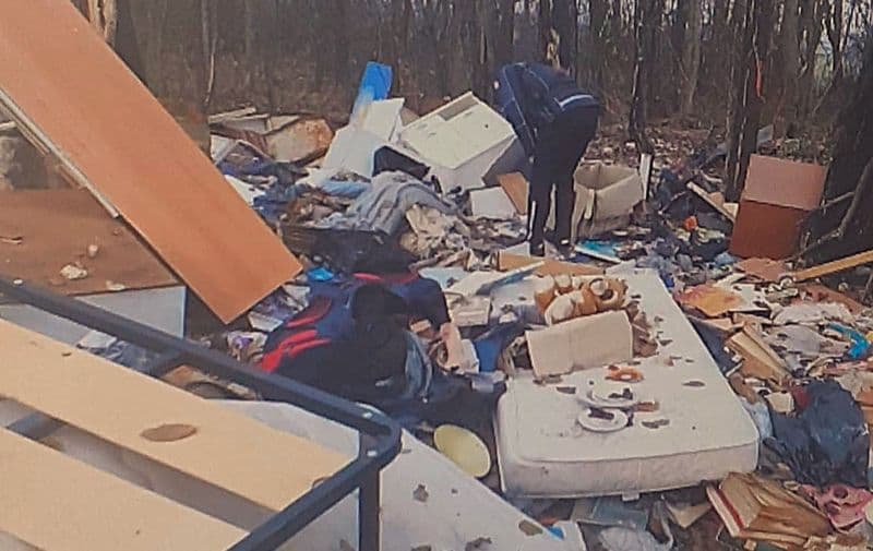 LEINI - Svuotava cantine e magazzini per poi abbandonare i rifiuti in mezzo alla strada: 50enne di Volpiano denunciato