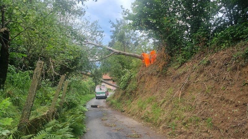 CASTELLAMONTE - Maltempo, tecnici al lavoro per rimediare ai danni: ancora problemi con l'elettricità a Campo - FOTO