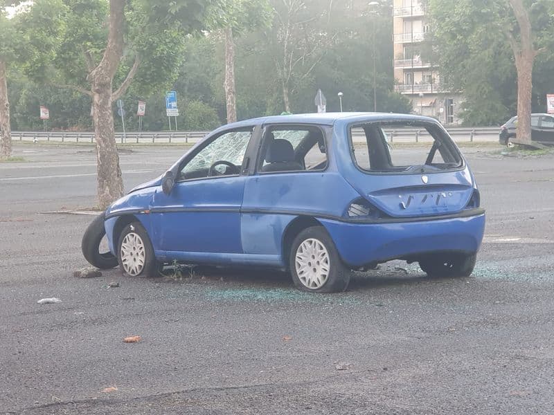 IVREA - Auto abbandonata a presa a sassate nel parcheggio - FOTO