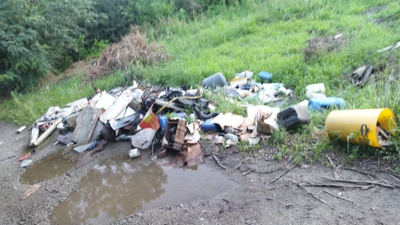 VOLPIANO - Vetri e rifiuti di ogni tipo abbandonati tra boschi e prati: è caccia ai maiali - FOTO