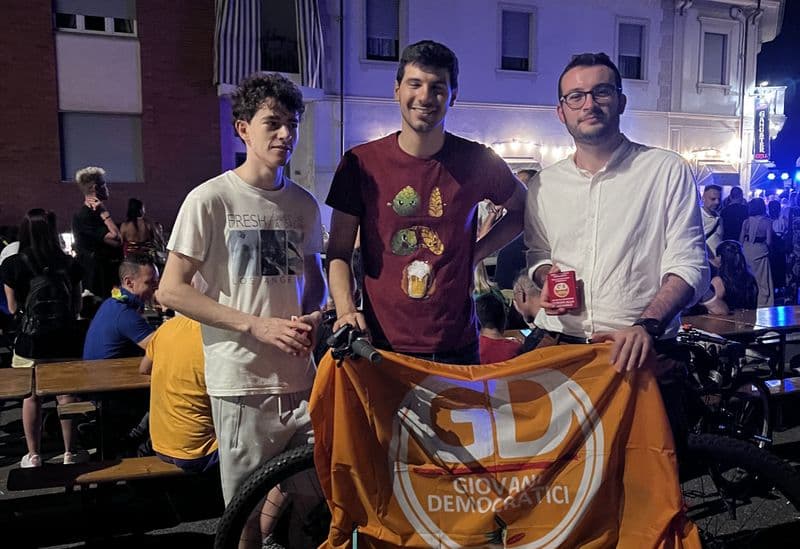 BORGARO - «Scusate, ma amo Mussolini» e rifiuta il volantino dei giovani del Pd